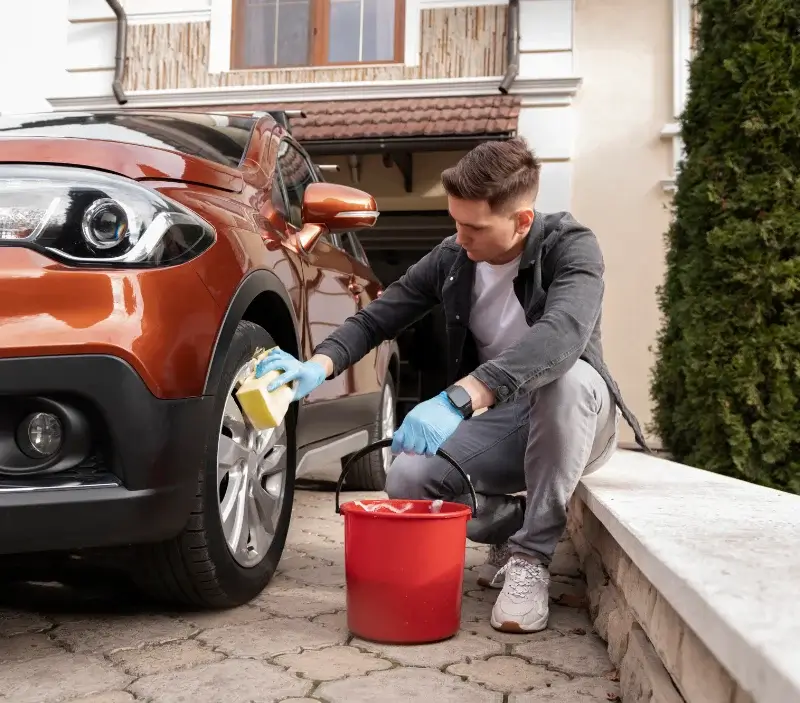 Lavage auto à domicile Sornac : professionnel intervenant sur un véhicule